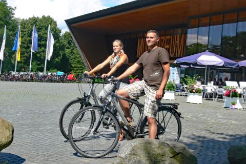 Radfahrer unterwegs auf der Tour Mecklenburger Seenplatte