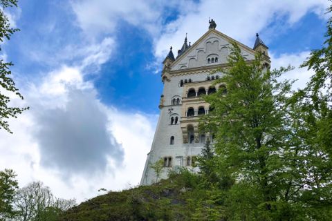Blick von unten auf einen Seitenturm Schloss Neuschwanstein