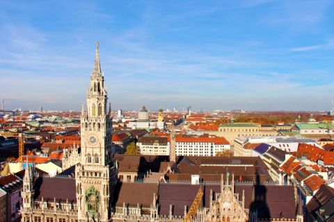 Blick von oben auf das Münchner Rathaus