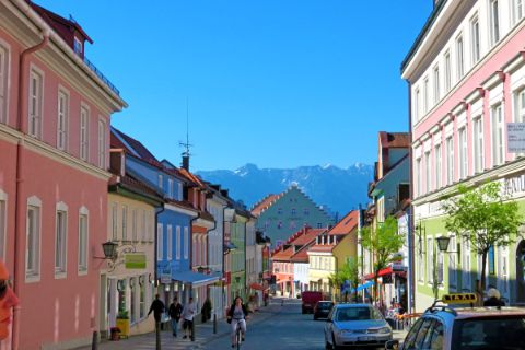 Murnau Fußgängerzone mit Blick auf die Berge