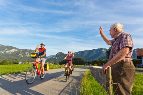 Radfahrer werden freundlich begrüßt im Chiemgau