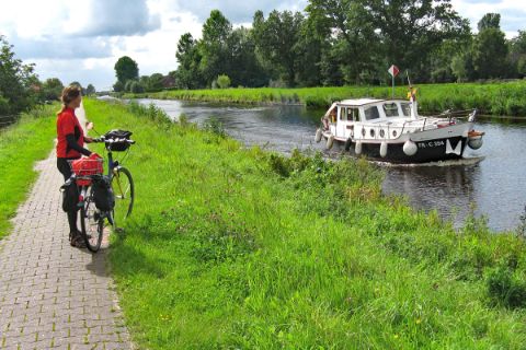 Sternfahrt Ostfriesland Radfweg entlang eines Kanals