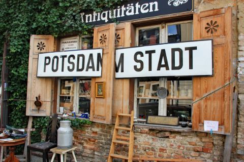 Potsdam Stadt Schild vor einem Laden