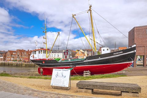 Segelschiff im Hafen von Husum