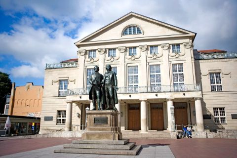 Goethe und Schillerstatue vor dem Theater in Weimar