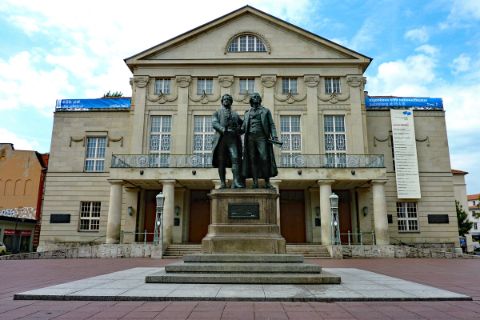 Goethe und Schiller Statue vorm Theater in Weimar 