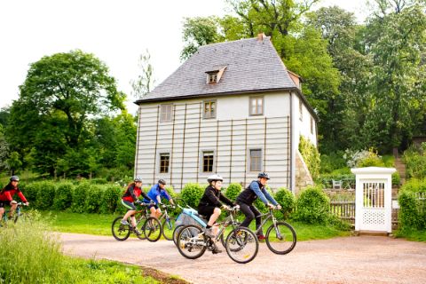Cyclists enfront of the garden house of Goethe