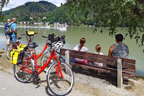 Cyclist break at the Danube