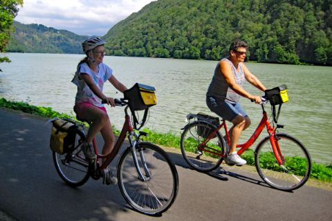 Radfahrer entlang der Donau