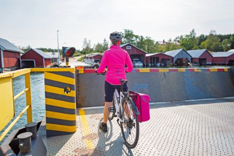 Radfahrerin auf einer Fähre in Finnland 