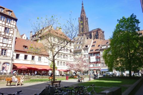 Blick von einem Platz auf die Kathedrale Straßburger Münster