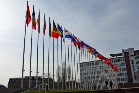 Flaggen vor dem Europäeischen Konsulat in Straßburg