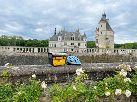 Eurobike Radlertasche und Radhelm liegen auf einer Mauer vor Schloss Chenonceau