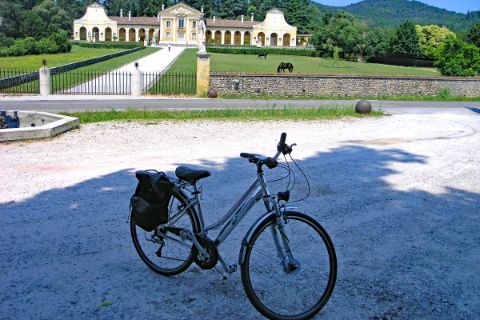 Fahrrad vor kleinem Schloss