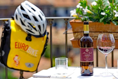 Eurobike Radtasche und Radhelm neben Tisch mit Wein 