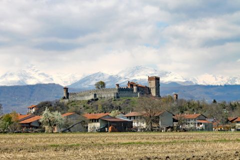 Castello Pavone, im Hintergrund die Berge