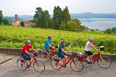 Radfahrer mit Blick auf den Viverone See