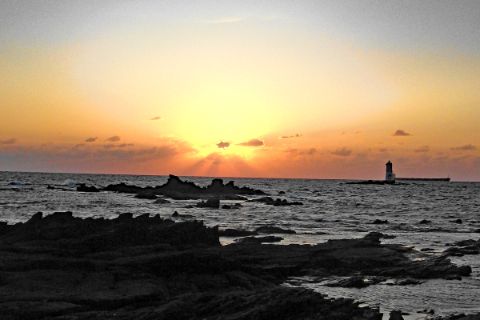 Sonnenuntergang am Meer mit Leuchtturm