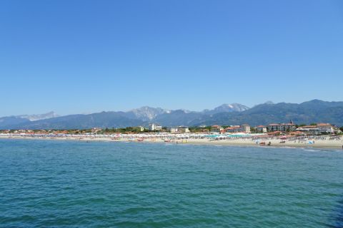 Ausblick vom Meer aus auf den Strand bei Viareggio