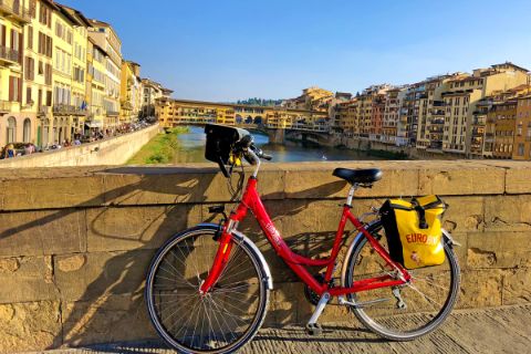 Fahrrad auf der Ponte Vecchio Brücke in Florenz