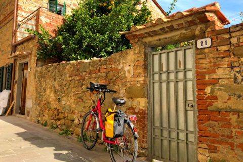Bike in front of Tuscan house