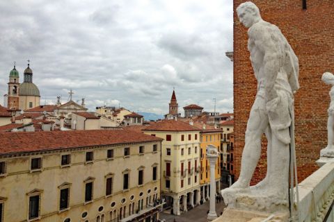 Statue auf historischem Gebäude in Vicenza