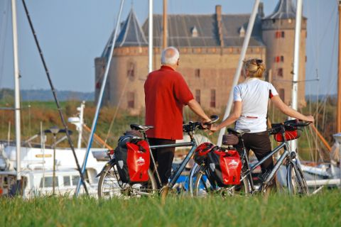 Cyclists with a view of Muiderslot