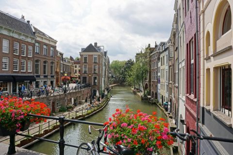 Mit Blumen geschmückte Brücke in Utrecht
