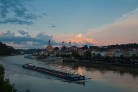 Hafen von Passau in der Abenddämmerung