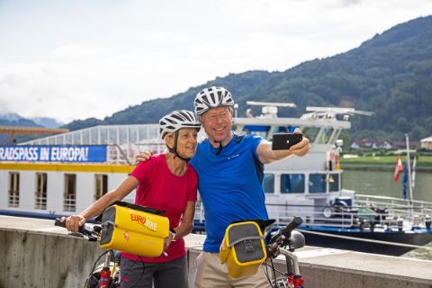 Selfie vor Schiff am Donauradweg