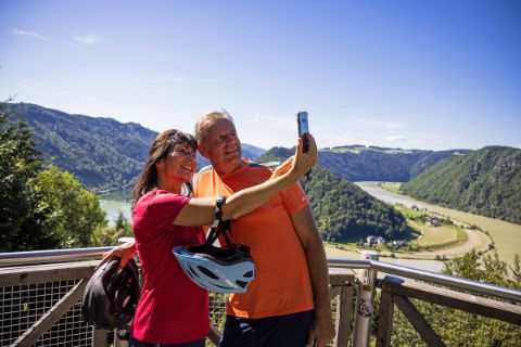 Cyclists make selfie at the Schlögener Schlinge