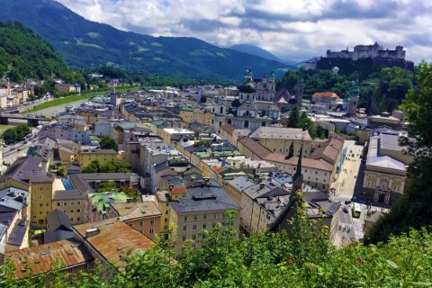 Blick auf Salzburg mit Salzach und Festung Hohensalzburg 