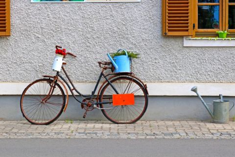 mit Blumen dekoriertes altes Fahrrad