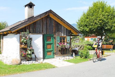 Kleines Holzhaus am Radweg