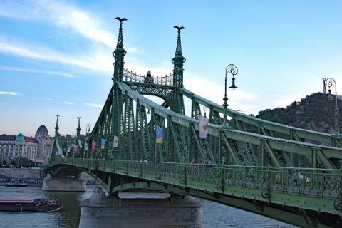 Kettenbrücke mit Fahnen