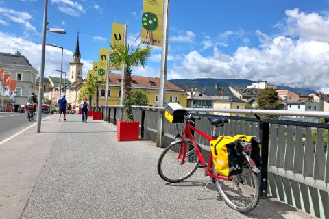 Rad auf einer Brücke in der Innenstadt von Villach