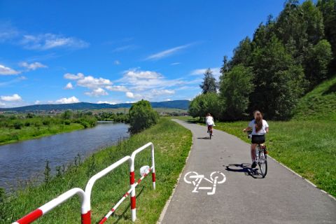 River next to the Dunajec bike path
