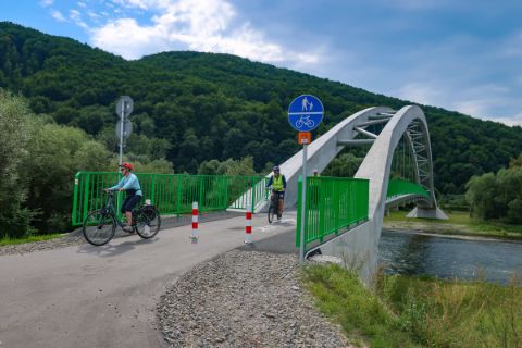 Dunajec cycle path with bridge