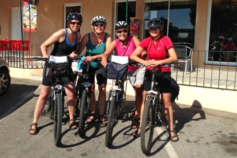 Vier Radfahrerinnen vor Café