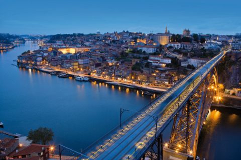 Blick auf Porto bei Nacht