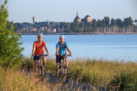 Cyclists on the banks of the Rhine