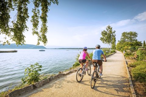 Cycle path along Lake Neuchâtel 