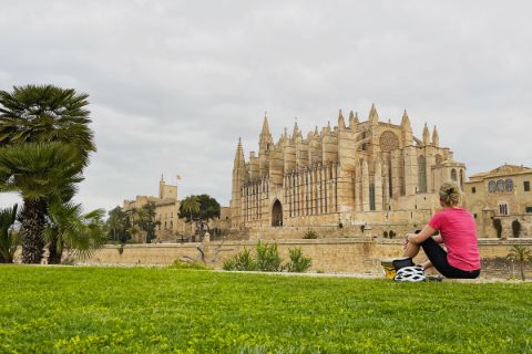 Radstop in Palma mit Blick auf die Kathedrale