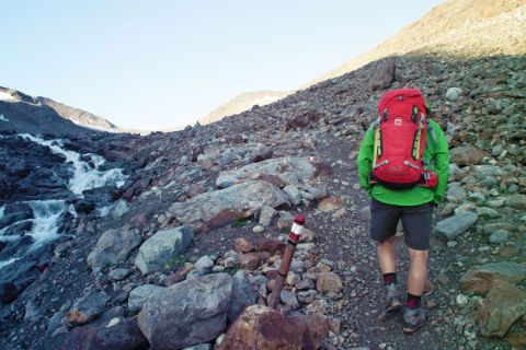 Wanderer auf steinigen Wegen in Richtung Similaunhütte