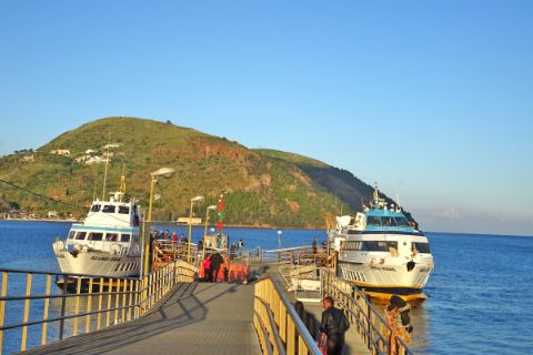 Traditionelle Fähren auf den liparischen Inseln