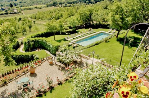 Garten mit Pool im Hotel Palazzo Squarcialupi