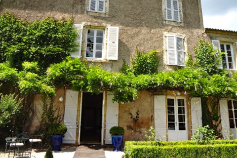 Außenansicht des Hôtels La Roseraie in Montignac