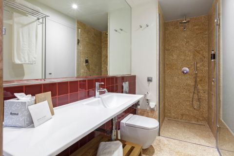 Comfortable bathroom in Neya Porto Hotel