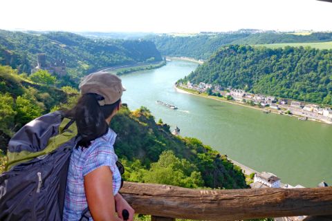 Wanderer mit Blick auf den Rhein und Burg Katz
