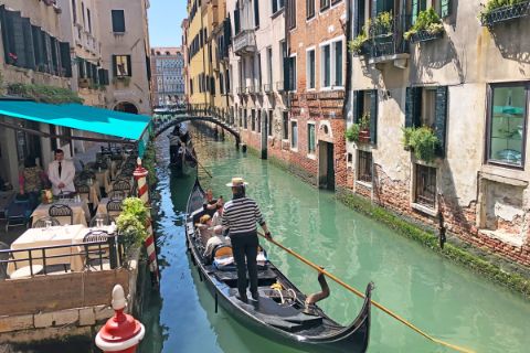 Traumhafter Blick auf die Gondeln in Venedig